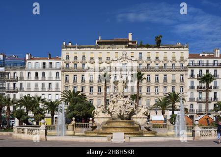 Grand Hôtel (1870) & Fontaine ou Fontaine de la Fédération (1890) place de la liberté ou Plaza Toulon Var Provence France Banque D'Images