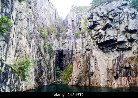 Formation de roches dans le Lysefjord avec la célèbre cascade de Hengjanefossen Banque D'Images