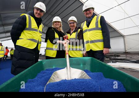 (Gauche-droite) Ian Reid, PDG de Birmingham 2022, Kate Sadleir, nouvelle PDG de la CGF, Dame Louise Martin DBE, présidente de la CGF et Ian Ward, directeur du conseil municipal de Birmingham, au stade Alexander, à Birmingham, où la piste est en avance sur les jeux.Date de la photo: Mardi 30 novembre 2021. Banque D'Images