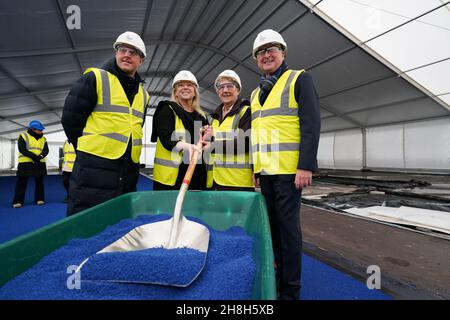 (Gauche-droite) Ian Reid, PDG de Birmingham 2022, Kate Sadleir, nouvelle PDG de la CGF, Dame Louise Martin DBE, présidente de la CGF et Ian Ward, directeur du conseil municipal de Birmingham, au stade Alexander, à Birmingham, où la piste est en avance sur les jeux.Date de la photo: Mardi 30 novembre 2021. Banque D'Images