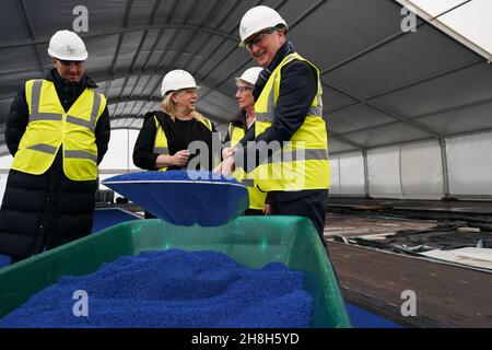 (Gauche-droite) Ian Reid, PDG de Birmingham 2022, Kate Sadleir, nouvelle PDG de la CGF, Dame Louise Martin DBE, présidente de la CGF et Ian Ward, directeur du conseil municipal de Birmingham, au stade Alexander, à Birmingham, où la piste est en avance sur les jeux.Date de la photo: Mardi 30 novembre 2021. Banque D'Images