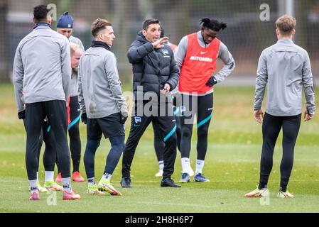 Berlin, Allemagne.30 novembre 2021.L'entraîneur Tayfun Korkut (3e à partir de la droite) de Hertha BSC dirige les joueurs pendant la première session d'entraînement de Hertha BSC après avoir pris le bureau.Le club de la Bundesliga de Berlin avait parted voies avec l'entraîneur Dardai juste la veille.Credit: Andreas Gora/dpa/Alay Live News Banque D'Images