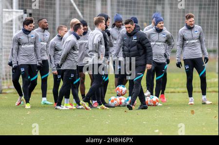 Berlin, Allemagne.30 novembre 2021.Le nouvel entraîneur de Hertha BSC, Tayfun Korkut (3e à partir de la droite), dirige les joueurs lors de la première session d'entraînement de Hertha BSC après avoir pris ses fonctions.Le club de la Bundesliga de Berlin avait parted voies avec l'entraîneur Dardai juste la veille.Credit: Andreas Gora/dpa/Alay Live News Banque D'Images