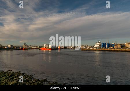 Aberdeen, Écosse, Royaume-Uni, 10 novembre 2021,Bassin du port d'Aberdeen, rivière Dee et navires. Banque D'Images