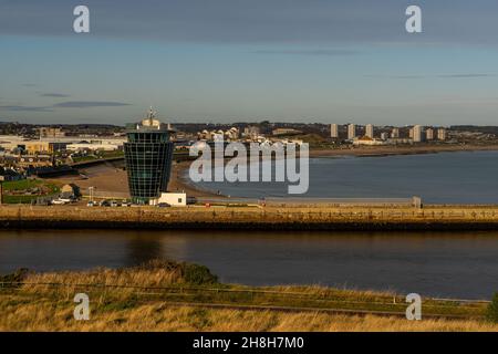 Aberdeen, Écosse, Royaume-Uni, 10 novembre 2021.Tour et plage des opérations maritimes d'Aberdeen. Banque D'Images