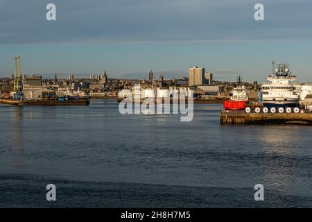 Aberdeen, Écosse, Royaume-Uni, 10 novembre 2021,Port d'Aberdeen, rivière Dee et navires. Banque D'Images