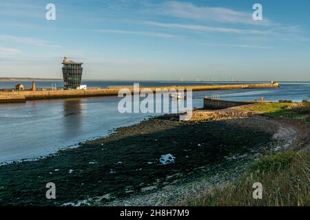 Aberdeen, Écosse, Royaume-Uni, 10 novembre 2021.Aberdeen Marine Operations Tower, estuaire, baie et moulins à vent. Banque D'Images