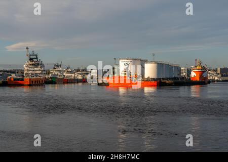 Aberdeen, Écosse, Royaume-Uni, 10 novembre 2021,Port d'Aberdeen, rivière Dee et navires. Banque D'Images