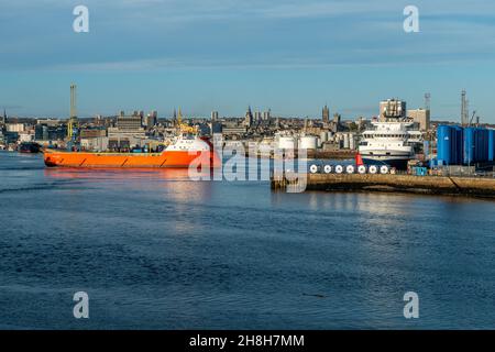 Aberdeen, Écosse, Royaume-Uni, 10 novembre 2021,Port d'Aberdeen, ville, rivière Dee et navires. Banque D'Images