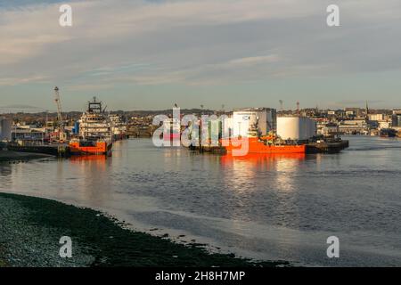 Aberdeen, Écosse, Royaume-Uni, 10 novembre 2021,Port d'Aberdeen, rivière Dee et navires. Banque D'Images