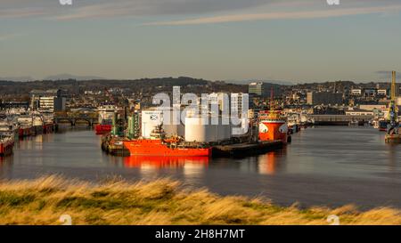 Aberdeen, Écosse, Royaume-Uni, 10 novembre 2021,Port d'Aberdeen, ville et rivière Dee et navires. Banque D'Images