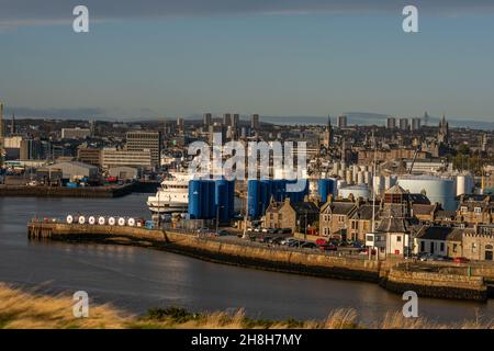 Aberdeen, Écosse, Royaume-Uni, 10 novembre 2021,Port d'Aberdeen, Roundhouse, la rivière Dee et les navires. Banque D'Images