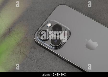 Antalya, Turquie - 30 novembre 2021 : iPhone 13 pro récemment sorti avec angle arrière Banque D'Images