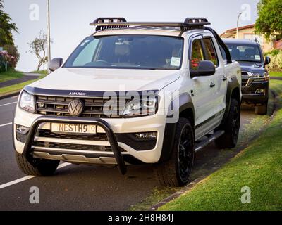 AUCKLAND, NOUVELLE-ZÉLANDE - 26 novembre 2021 : vue de Volkswagen Amarok Generation I facelift 2016 garé sur la route de banlieue Banque D'Images