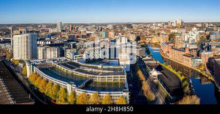 Panorama urbain aérien de Leeds Dock dans un centre-ville avec des propriétés de luxe au bord de l'eau à Robert's Wharf et des bâtiments de vente au détail Banque D'Images