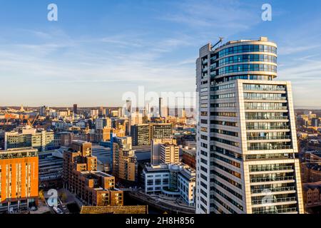 LEEDS, ROYAUME-UNI - 23 NOVEMBRE 2022.Vue aérienne du centre-ville de Leeds avec le bâtiment Bridgewater place au premier plan Banque D'Images