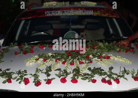 Belle décoration de voiture de mariage avec des roses et des tuberoses Banque D'Images