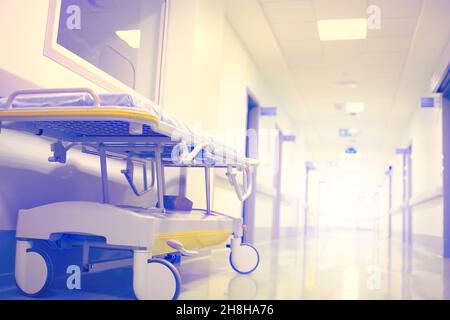 Brancard dans le couloir vide de l'hôpital se terminant par un éclair de lumière. Banque D'Images