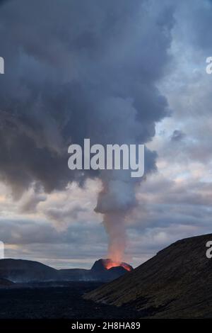 Le volcan Fagradalsfjall dans le sud de l'Islande au printemps oof 2021, alors que l'éruption était la plus active mais encore accessible Banque D'Images