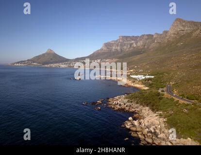 Vue aérienne sur la mer à Oudekraal jusqu'au Cap, Afrique du Sud Banque D'Images