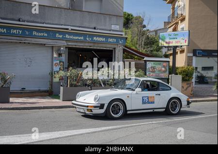 PALAMOS, ESPAGNE - 03 novembre 2021 : une Porsche 911 Carrera blanche présentée au XVIIIème rassemblement historique de la Costa Brava à Palamos, Espagne Banque D'Images