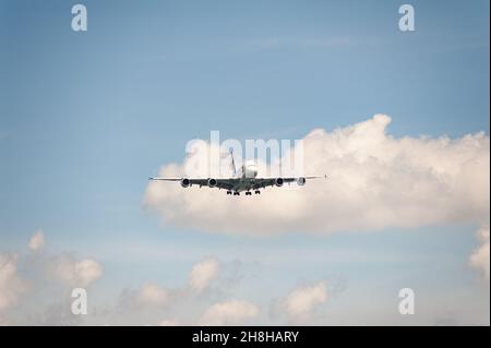 29.11.2021, Singapour, République de Singapour, Asie - Singapore Airlines (SIA) l'Airbus A380-800 s'approche de l'aéroport de Changi pour atterrir. Banque D'Images