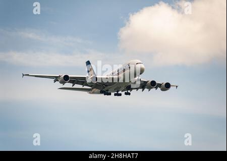 29.11.2021, Singapour, République de Singapour, Asie - Singapore Airlines (SIA) l'Airbus A380-800 s'approche de l'aéroport de Changi pour atterrir. Banque D'Images