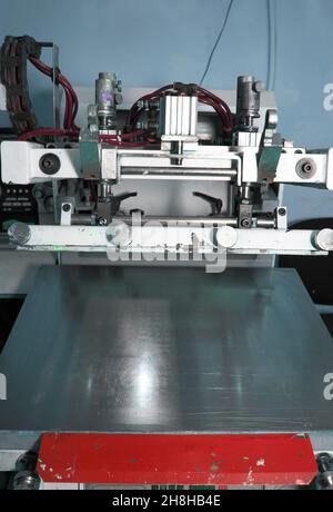 Machine de sérigraphie dans l'atelier polygraphique. Banque D'Images