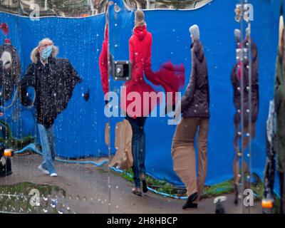 La surface miroir d'un véhicule projette des reflets étranges dans une rue Brighton Banque D'Images