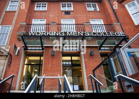 Collage des hommes sur Crowndale Rd à Mornington Crescent, Lonodn Royaume-Uni Banque D'Images