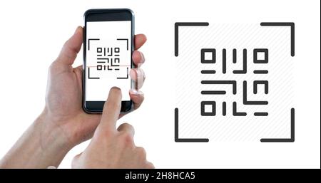 Lecture manuelle rognée du code qr avec un téléphone portable avec espace de copie sur fond blanc Banque D'Images