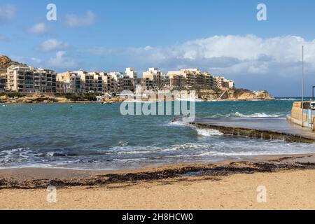 Marsalforn Bay une station de vacances populaire à Marsalforn, Gozo, Malte, Europe. Banque D'Images