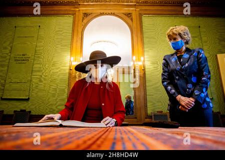 Haarlem, Niederlande.30 novembre 2021.Queen Maxima des pays-Bas au Teylers Museum à Haarlem, le 30 novembre 2021, pour ouvrir le Pieter Teylers huis, une nouvelle aile du musée, c'est l'ancienne résidence de Pieter Teyler van der Hulst crédit: Rotapool/P van Katwijk/ Albert Nieboer/Netherlands OUT/point de vue Live OUT/dpa/Alay News Banque D'Images