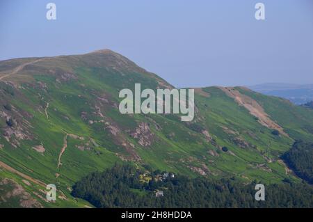 Le Wainwright 'Cat Bells' du sommet du 'King's How' sur 'Grange Fell' à Borrowdale, Lake District National Park, Cumbria, Angleterre, Royaume-Uni. Banque D'Images