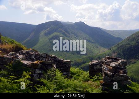 The Wainwrights 'Eagle Crag' & 'Hergeant's Crag' de Lingy End près de Stonethwaite à Borrowdale, Lake District National Park, Cumbria, Angleterre, Royaume-Uni. Banque D'Images