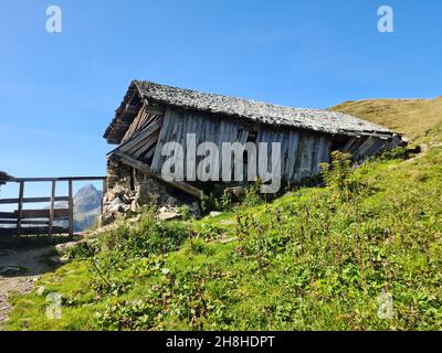 Vue sur une ancienne cabane de montagne en forme de crocodiles près de Lechleiten dans les Alpes d'Allgäu Banque D'Images