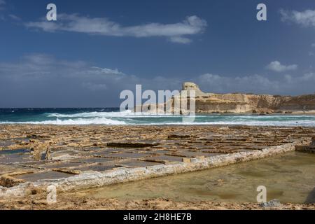 Les casseroles de sel de Xwejni à Gozo, Malte.Un paysage pittoresque de casseroles salées utilisées pour la production traditionnelle de sel de mer et la mer Méditerranée Banque D'Images