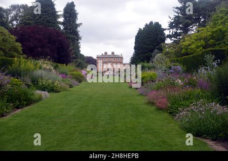 La pelouse et le double Herbacé bordent Newby Hall & Gardens, Ripon, North Yorkshire, Angleterre, Royaume-Uni Banque D'Images