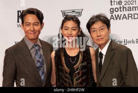 New York, États-Unis.29 novembre 2021.Hwang Dong-hyuk, Jung Ho-yeon, Lee Jung-jae assistent aux Gotham Awards 2021 à Cipriani Wall Street (photo de Lev Radin/Pacific Press) Credit: Pacific Press Media production Corp./Alay Live News Banque D'Images