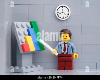 Tambov, Fédération de Russie - 26 novembre 2021 Lego homme d'affaires, figure de tableau indiquant la croissance de l'entreprise. Banque D'Images