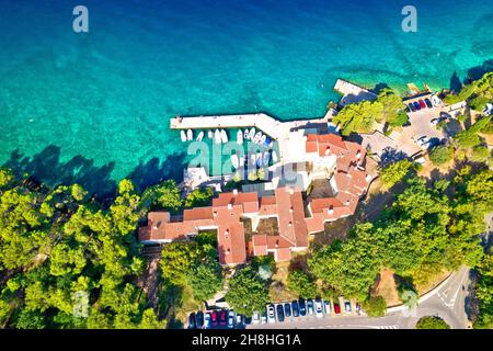 Malinska plage turquoise et village de pêcheurs vue aérienne, île de Krk, Croatie Banque D'Images