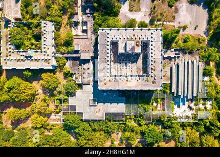 Malinska abandonné hôtel ruines vue aérienne, Haludovo, île de Krk, Croatie Banque D'Images