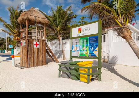 Mexique, Quintana Roo, Puerto Morelos, tri sélectif des ordures sur la plage Banque D'Images