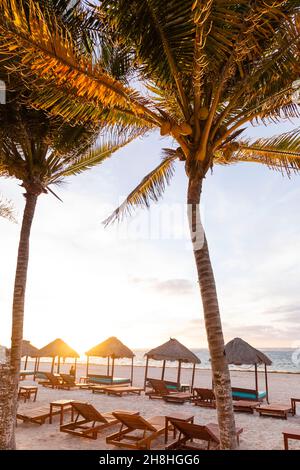 Mexique, Quintana Roo, Puerto Morelos, lever du soleil sur la plage d'un hôtel Banque D'Images