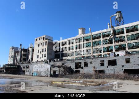 L'usine Fisher Body 21 a été abandonnée à Detroit avec une grande flaque à l'avant Banque D'Images