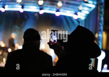 Berlin, Allemagne.28 novembre 2021.Une menorah d'Hanoukkah de dix mètres de haut devant la porte de Brandebourg à Berlin, en Allemagne, le 28 novembre 2021.(Photo de Simone Kuhlmey/Pacific Press/Sipa USA) crédit: SIPA USA/Alay Live News Banque D'Images