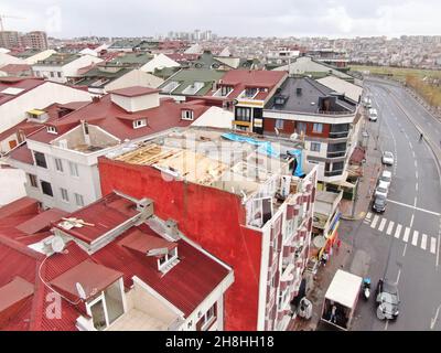 (211130) -- ISTANBUL, 30 novembre 2021 (Xinhua) -- la photo prise le 30 novembre 2021 montre le toit endommagé d'un bâtiment brisé par de fortes tempêtes de vent dans le district de Kucukcekmece à Istanbul, en Turquie.De fortes tempêtes de vent ont tué au moins six personnes et en ont blessé plus de 50 autres dans la région nord-ouest de la Turquie depuis lundi, selon les médias locaux.(Xinhua) Banque D'Images