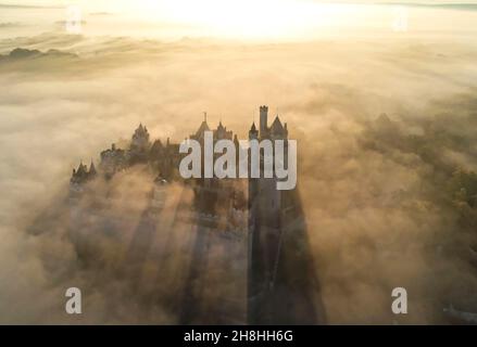 France, Oise (60), le château de Pierrefonds sous la brume au lever du soleil Banque D'Images