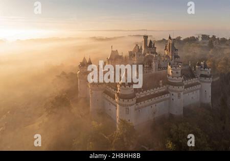 France, Oise (60), le château de Pierrefonds sous la brume au lever du soleil Banque D'Images