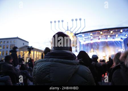 Berlin, Allemagne.28 novembre 2021.Une menorah d'Hanoukkah de dix mètres de haut devant la porte de Brandebourg à Berlin, en Allemagne, le 28 novembre 2021.(Photo de Simone Kuhlmey/Pacific Press/Sipa USA) crédit: SIPA USA/Alay Live News Banque D'Images